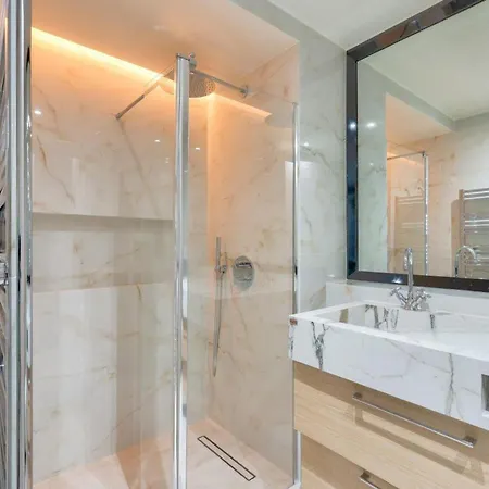 Prestigious 5br Avenue Foch - Arc De Triomphe Holiday home Paris